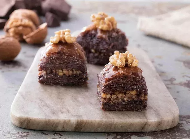 Hafiz-Mustafa-Chocolade-Baklava-met-Walnoot.jpeg Chocoladebaklava met walnoten, Hafiz Mustafa - Afbeelding 1